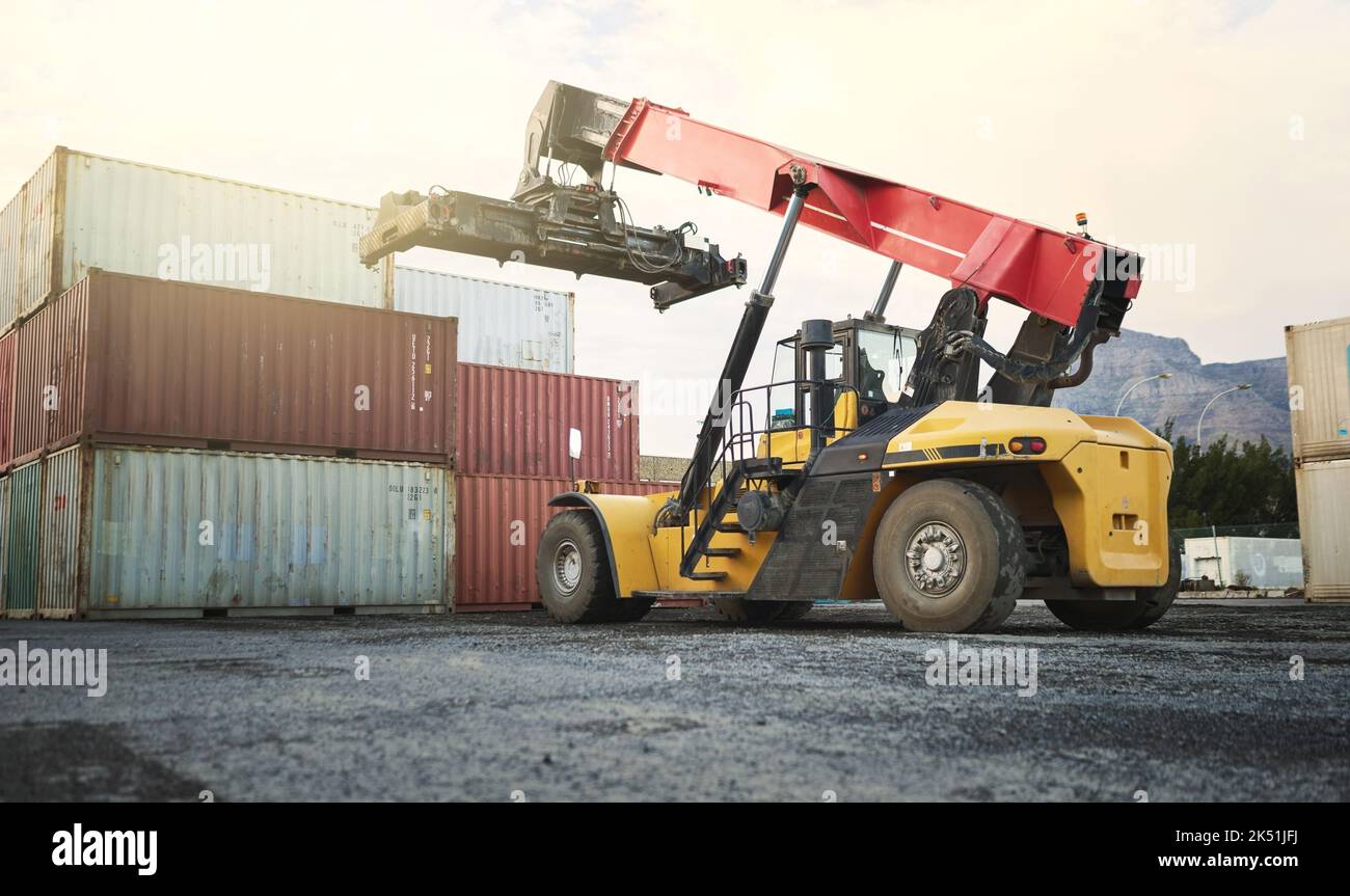 Transportcontainer, Logistikkran LKW und Supply Chain Distribution Port in der Güterexportindustrie. Industriestandort mit Transport für Stockfoto