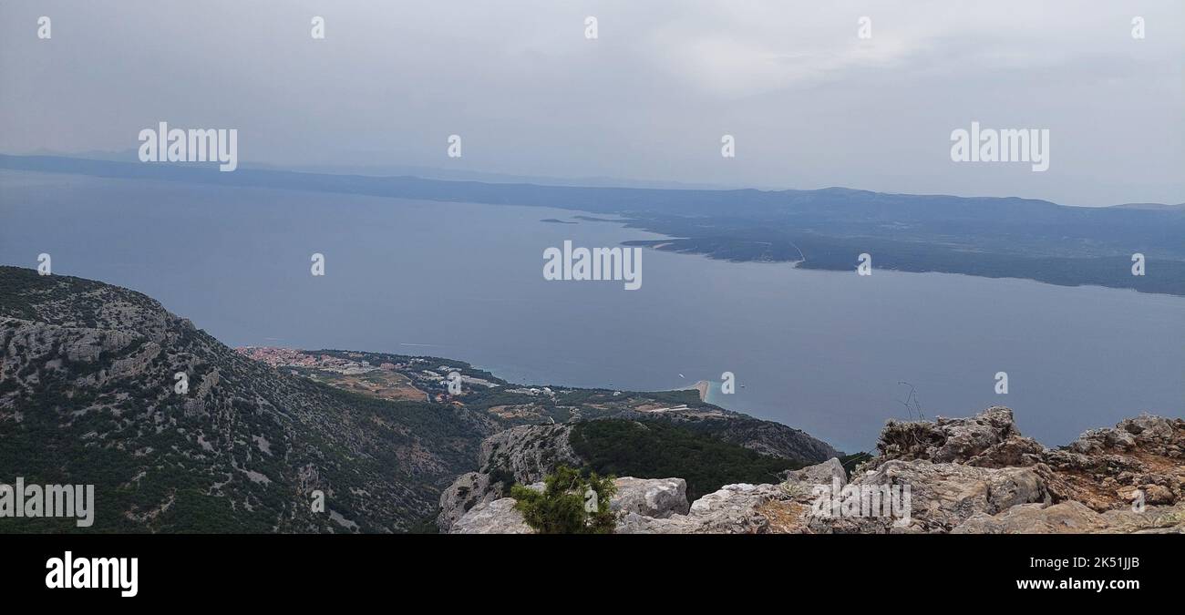 Eine Panoramaaufnahme des Adriatischen Meeres von der Vidova Gora, Kroatien Stockfoto