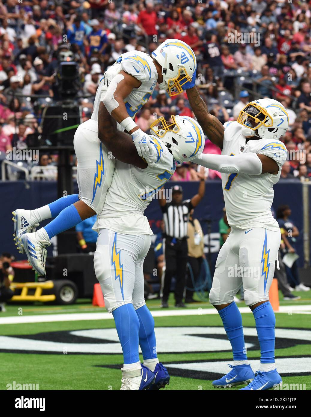 Los Angeles Chargers Guard Zion Johnson (77) und Los Angeles Chargers Tight End Gerald Everett (7) feiern Los Angeles Chargers, die Austin zurücklaufen Stockfoto