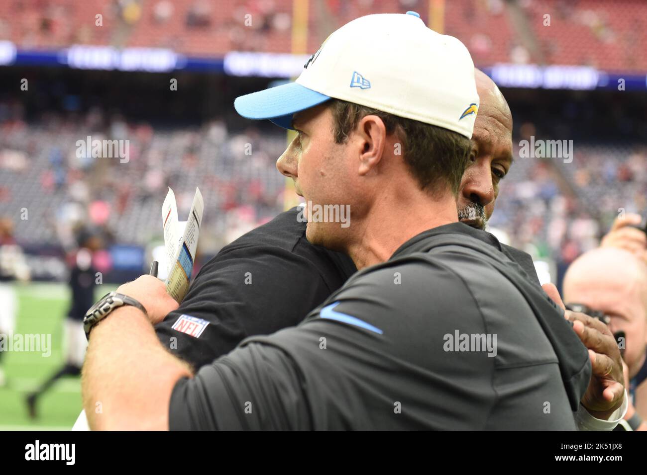 Los Angeles Chargers Head Coach Brandon Staley und Houston Texans Head Coach Love Smith nach dem NFL Football Game zwischen den Los Angeles Chargers A Stockfoto
