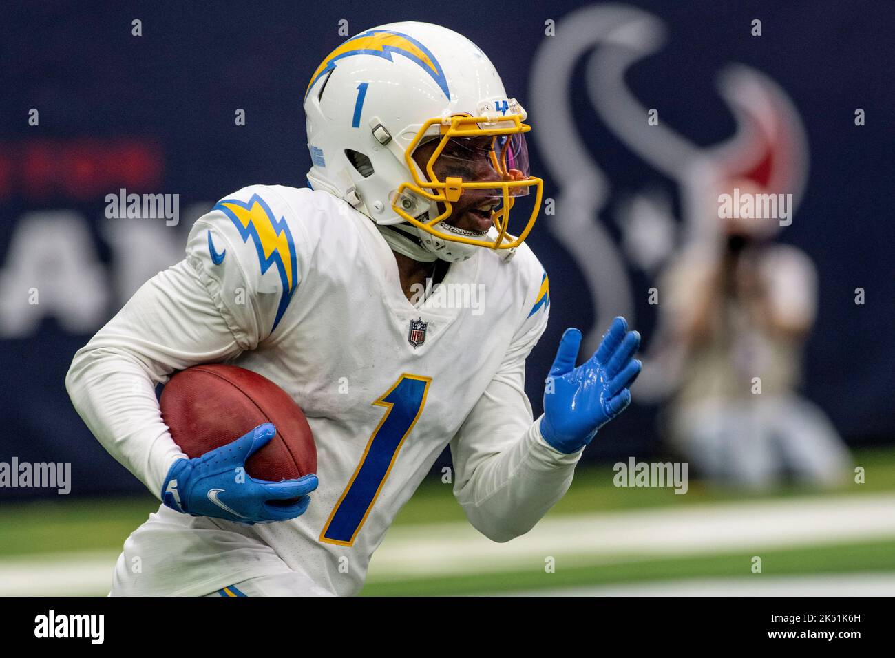 DeAndre Carter (1), der breite Empfänger der Los Angeles Chargers, gibt einen Startschuss im vierten Quartal des NFL Football Game zwischen dem Los Angeles Charger zurück Stockfoto