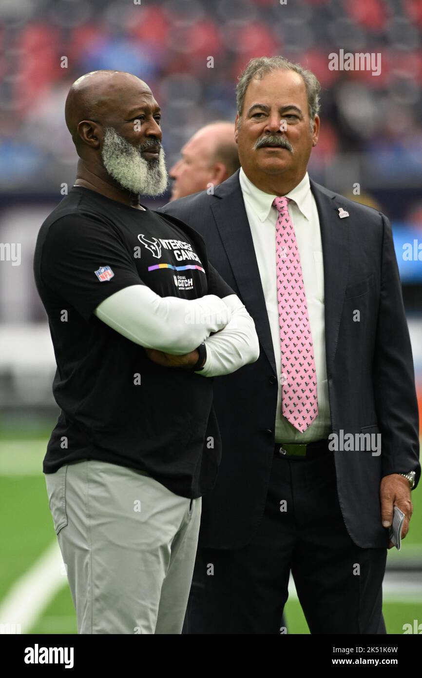 Houston Texans Head Coach Love Smith und Houston Texans Besitzer Cal McNair plaudern vor dem NFL Football Game zwischen den Los Angeles Chargers und dem Ho Stockfoto