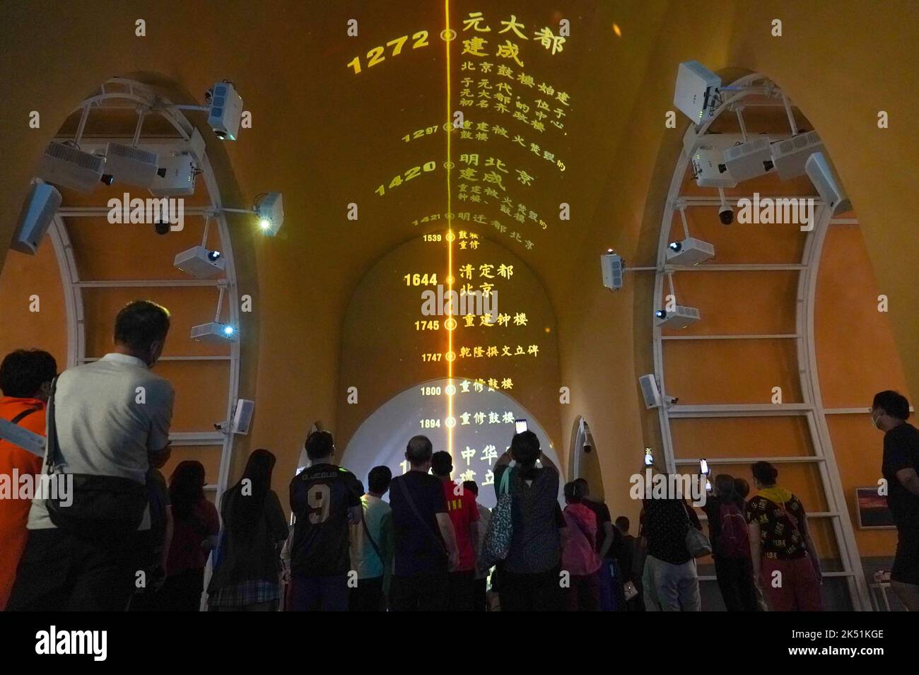 (221005) -- PEKING, 5. Oktober 2022 (Xinhua) -- Menschen besuchen eine Ausstellung im Erdgeschoss von Gulou, einem historischen Trommelturm, in Peking, der Hauptstadt von China, am 28. August 2022. Laut der National Cultural Heritage Administration haben die chinesischen Behörden geplant, die Pekinger Zentralachse als Chinas Bewerbungsprojekt für das Weltkulturerbe im Jahr 2024 zu empfehlen.die Pekinger Zentralachse ist 7,8 Kilometer lang, Ausgehend vom Yongding Gate im Süden der Stadt und endend mit dem Drum Tower und dem Glockenturm im Norden. Die meisten der großen Altstadtgebäude von Peking befinden sich entlang dieser Achse. Der Stockfoto
