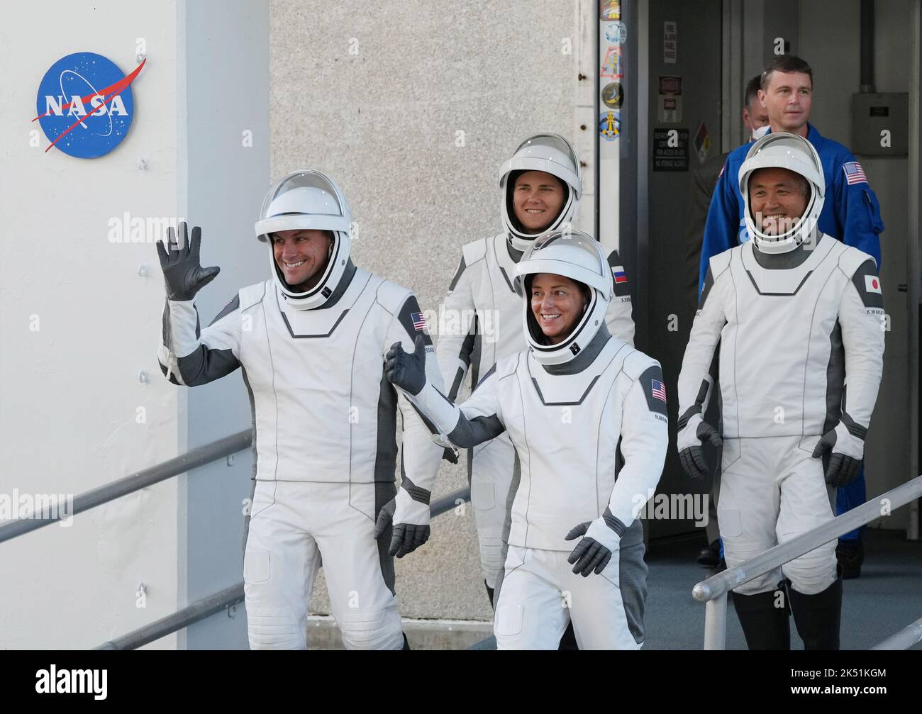 Usa. 05. Oktober 2022. Die fünften Mitglieder der NASA-Besatzung gehen am Tag des Starts am Mittwoch, dem 5. Oktober 2022, im Kennedy Space Center in Florida aus. Der Crew Dragon wird die NASA-Astronautin und Kommandantin Nicole Mann, Josh Cassada, die russische Kosmonauten Anna Kikina und den japanischen Astronauten Koichi Wakata tragen, die Falcon 9-Rakete wird um 12:00 Uhr EDT im Kennedy Space Center der NASA in Florida starten. Foto von Pat Benic/UPI Credit: UPI/Alamy Live News Stockfoto