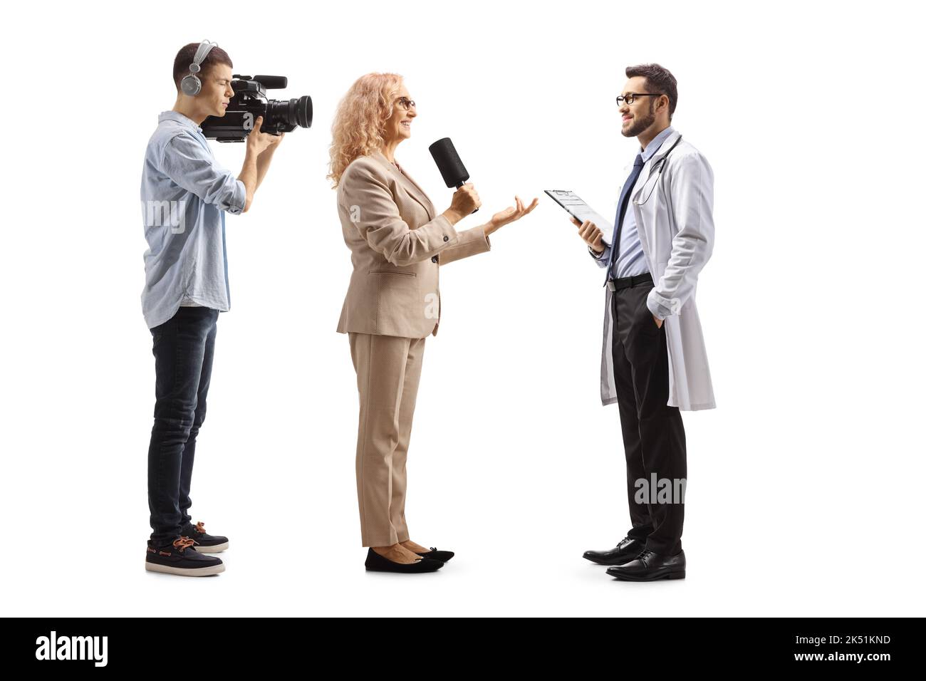 Eine Reporterin interviewte einen männlichen Arzt und einen Kameramann, der isoliert auf weißem Hintergrund Aufnahmen Stockfoto