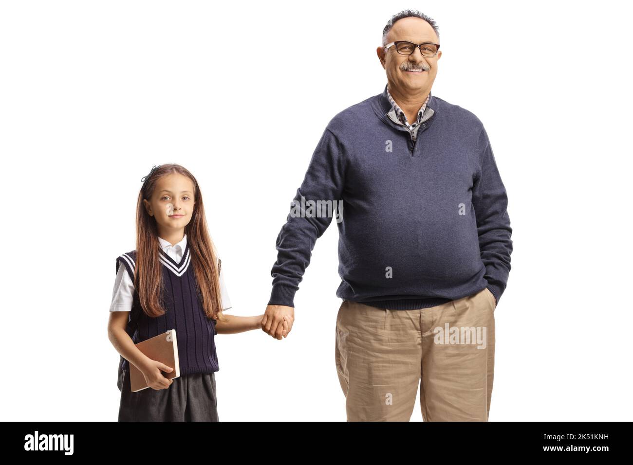 Portrait eines Schulmädchen, das die Hände hält, mit Großvater isoliert auf weißem Hintergrund Stockfoto
