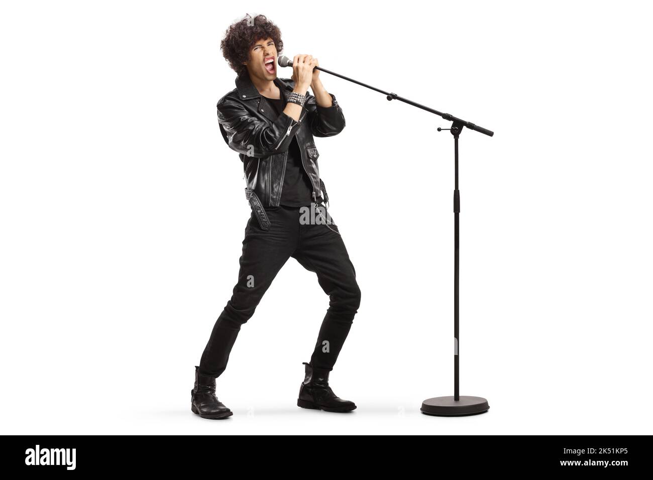 Rocksänger in einer Lederjacke, der laut auf einem Mikrofon singt, das auf weißem Hintergrund isoliert ist Stockfoto