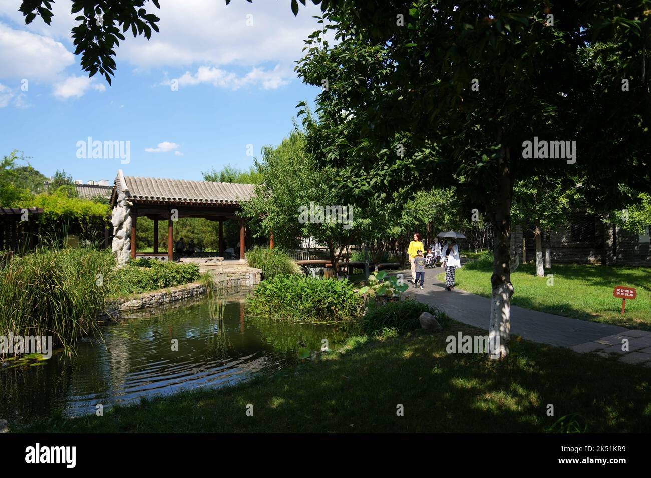 (221005) -- PEKING, 5. Oktober 2022 (Xinhua) -- Menschen besuchen den Sanlihe Park des Bezirks Dongcheng in Peking, der Hauptstadt Chinas, 16. August 2022. Laut der National Cultural Heritage Administration haben die chinesischen Behörden geplant, die Pekinger Zentralachse als Chinas Bewerbungsprojekt für das Weltkulturerbe im Jahr 2024 zu empfehlen.die Pekinger Zentralachse ist 7,8 Kilometer lang, Ausgehend vom Yongding Gate im Süden der Stadt und endend mit dem Drum Tower und dem Glockenturm im Norden. Die meisten der großen Altstadtgebäude von Peking befinden sich entlang dieser Achse. Die Mittelachse ist der Backbon Stockfoto