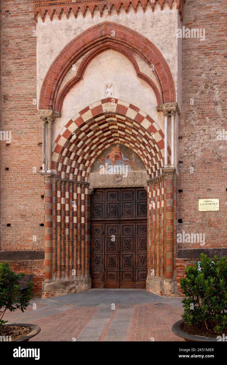 Alba, Langhe, Piemont, Italien - 16. August 2022: Blick auf das römisch-gotische Portal der Kirche San Domenico (14.. Jahrhundert) im historischen Zentrum Stockfoto