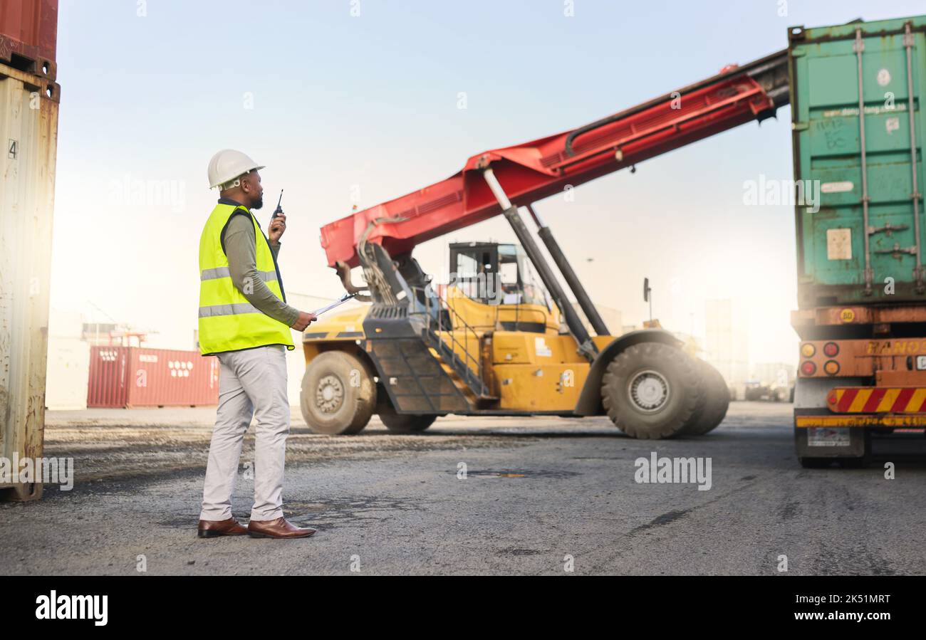 LKW, Radio und Gabelstapler in der Logistik von Container im Hafen mit man für den Versand. Arbeiter, reden und kontrollieren für die Sicherheit von Bestand, Personal und Fahrzeug in Stockfoto