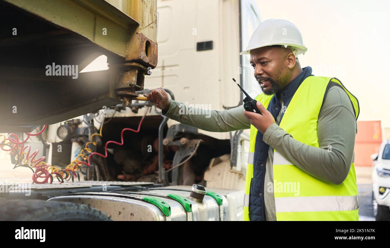 Mann, lächeln und arbeiten in der Logistik mit Radio in der Hand für die Kommunikation, während Container auf LKW im Hafen laden. Schwarzer Mann, reden und Helm arbeiten in Stockfoto