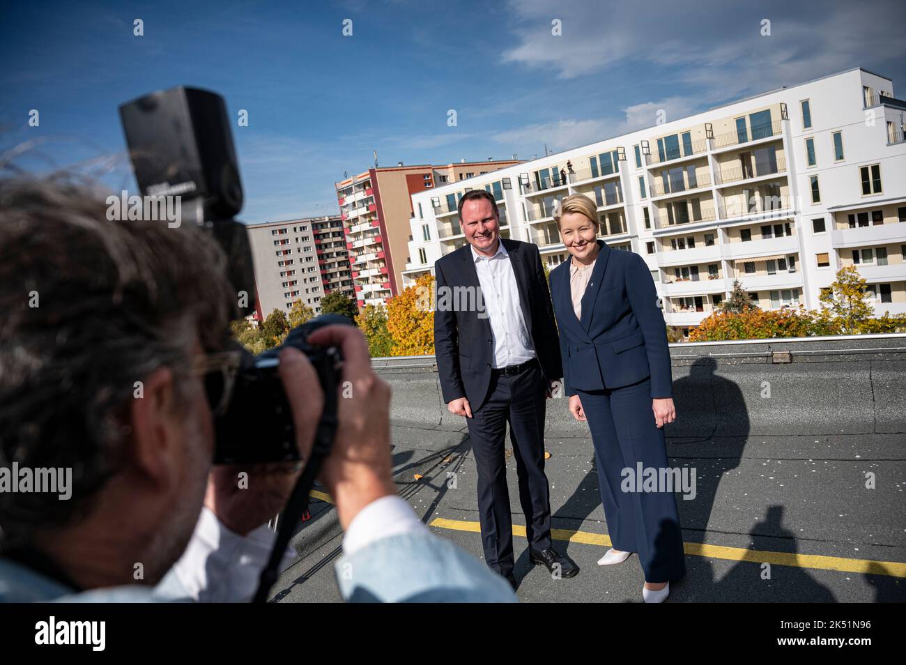 Berlin, Deutschland. 05. Oktober 2022. Franziska Giffey (SPD, r), Regierende Bürgermeisterin von Berlin, und Ulrich Schiller, Geschäftsführer der Wohnungsgesellschaft HOWOGE, stehen auf einem Dach vor dem Pilotprojekt zur Erweiterung von Fertighäusern in Berlin-Buch. Das staatliche Berliner Wohnungsunternehmen Hogowe untersucht an zwei Standorten, inwieweit sich die Deckenkonstruktion WBS 70 für die Erweiterung bestehender Gebäude eignet. Quelle: Fabian Sommer/dpa/Alamy Live News Stockfoto