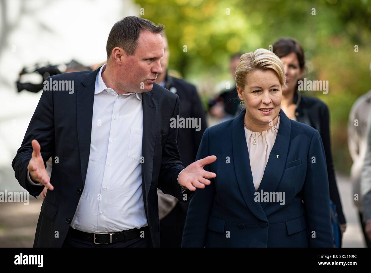 Berlin, Deutschland. 05. Oktober 2022. Ulrich Schiller, Geschäftsführer der Wohnungsgesellschaft HOWOGE, und Franziska Giffey (SPD), Regierende Bürgermeisterin von Berlin, besuchen das Pilotprojekt zur Erweiterung von Fertighäusern in Berlin-Buch. Das staatliche Berliner Wohnungsunternehmen HOWOGE untersucht an zwei Standorten, inwieweit sich die vorgefertigte Plattenkonstruktion WBS 70 für die Erweiterung bestehender Gebäude eignet. Quelle: Fabian Sommer/dpa/Alamy Live News Stockfoto