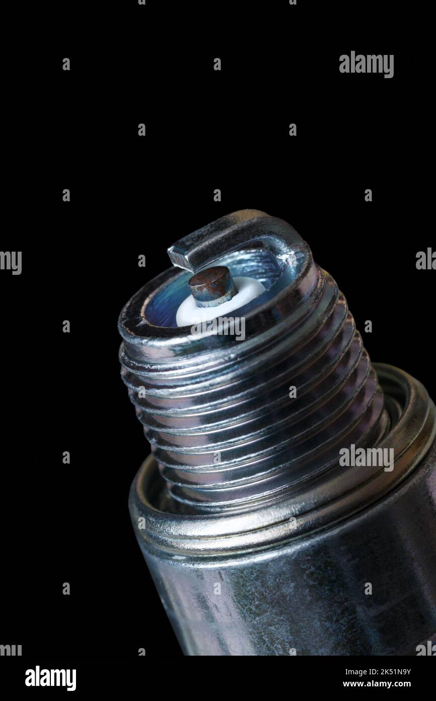 Klassische Zündkerze mit einer Elektrode auf dunklem Hintergrund. Nahaufnahme. Stockfoto