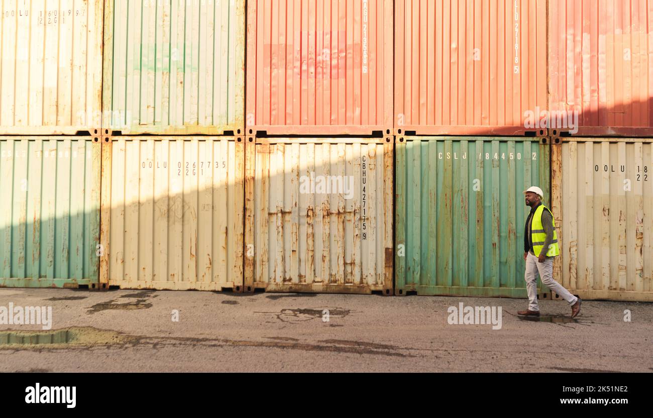 Schifffahrt, Logistikarbeiter im Hafen der Werft und zu Fuß durch Frachtcontainer. Transport von Handelsgütern, internationale Lieferung und Stockfoto