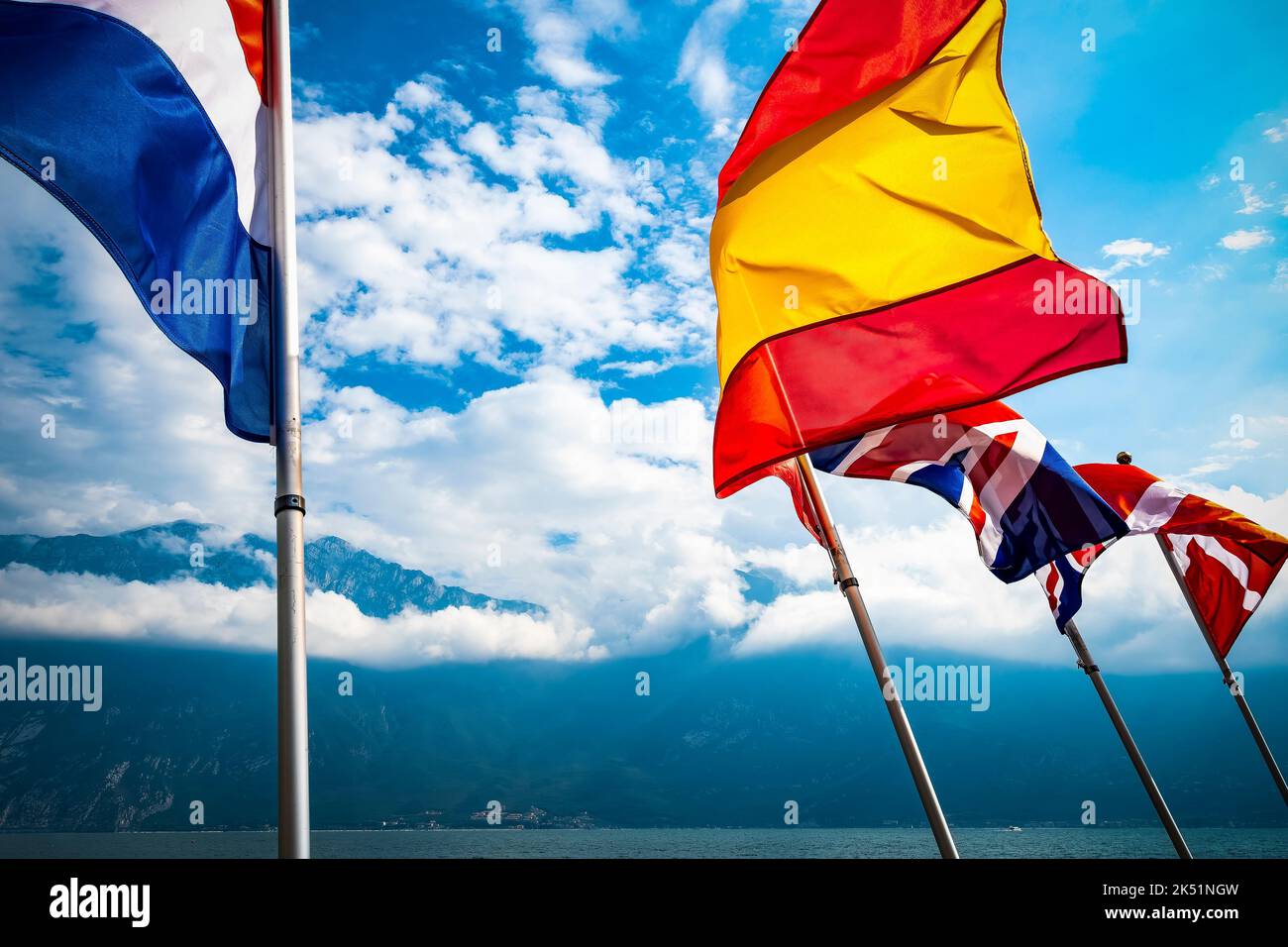 Flaggen europäischer Nationen, die über den See in Italien fliegen Stockfoto