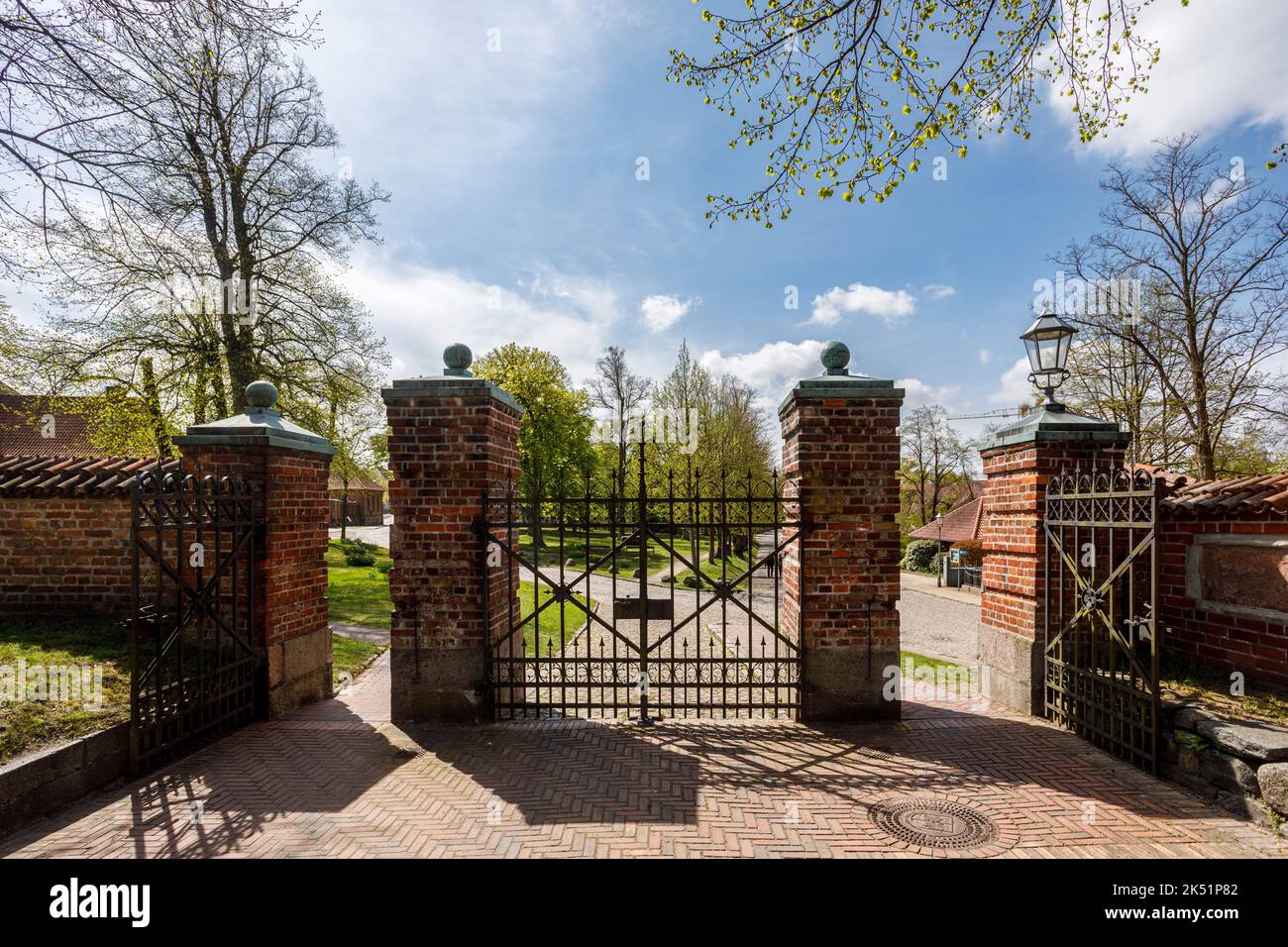 Ratzeburger Kathedrale - Evangelische Lutherische Dom-Gemeinde Ratzeburg, Portal zum Dom-Friedhof, Blick in Richtung Stadt Stockfoto