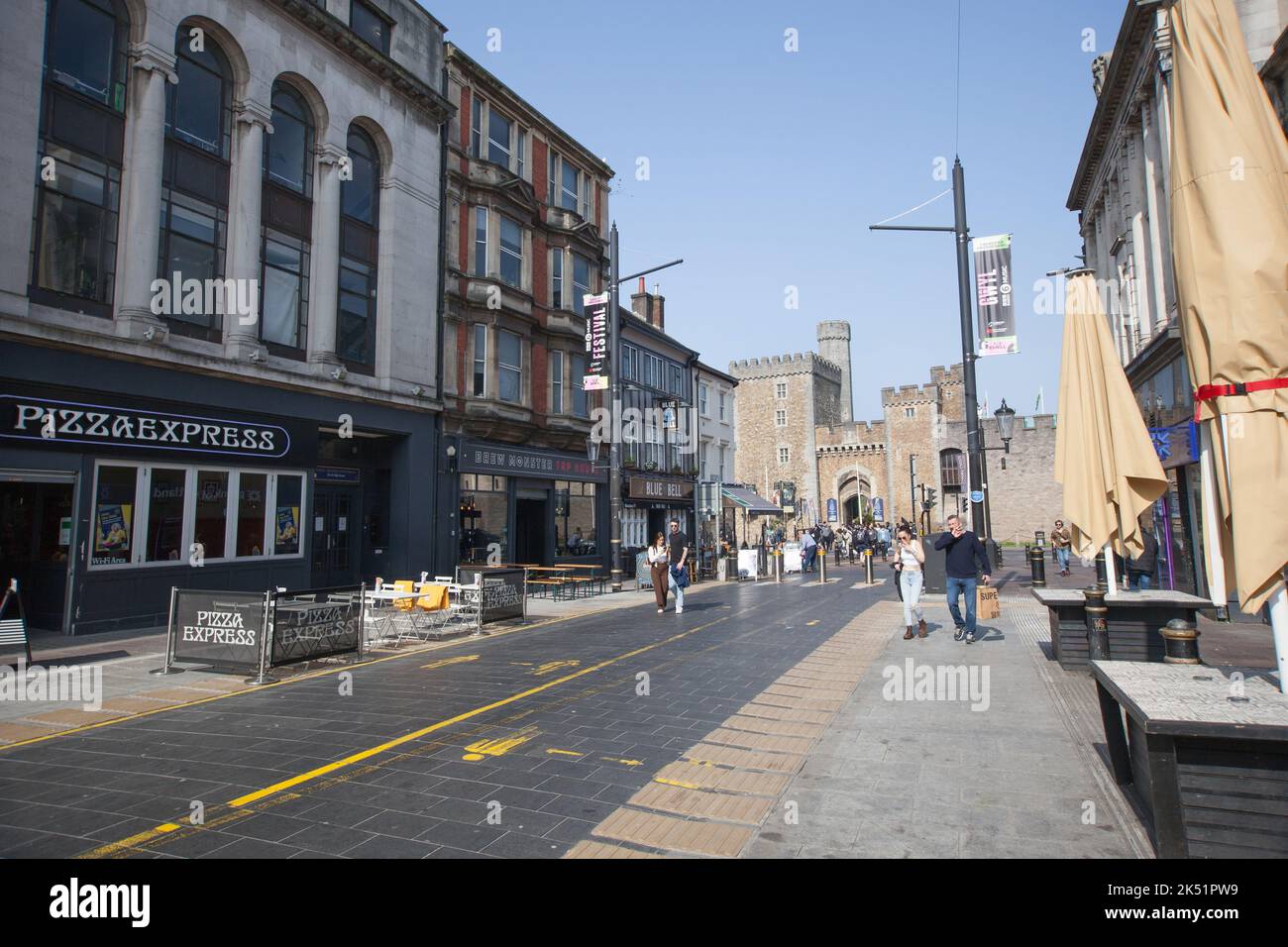 Blick auf die High Street und Cardiff Castle in Cardiff, Wales in Großbritannien Stockfoto