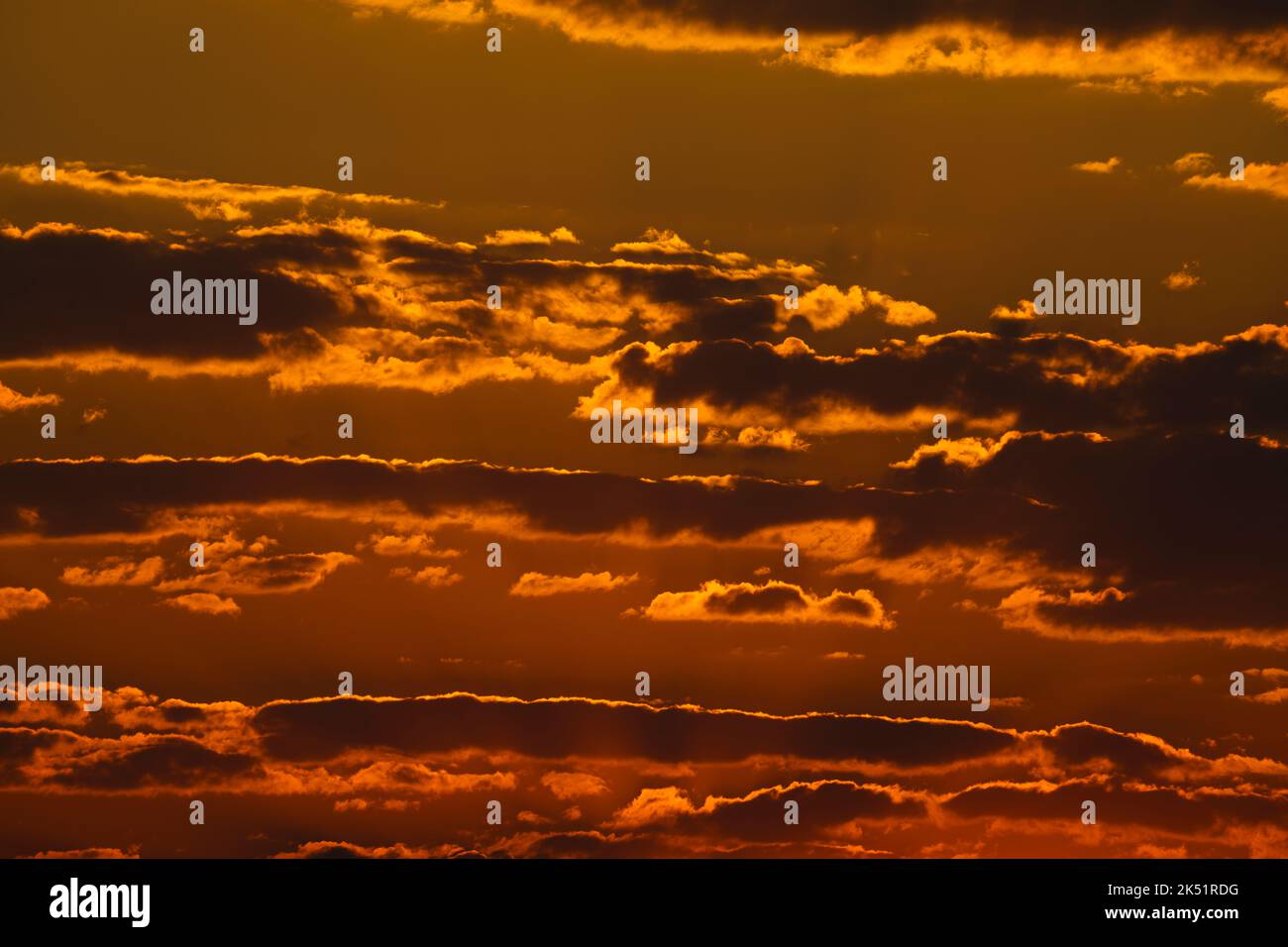 Wolken bei Sonnenuntergang in abstrakter Formation am Himmel. Namibia, Afrika Stockfoto
