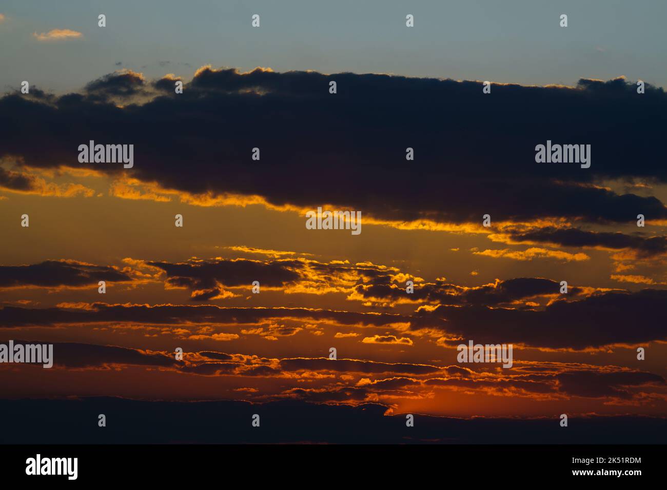Wolken am Himmel bei Sonnenuntergang in abstrakter Formation. Namibia, Afrika Stockfoto