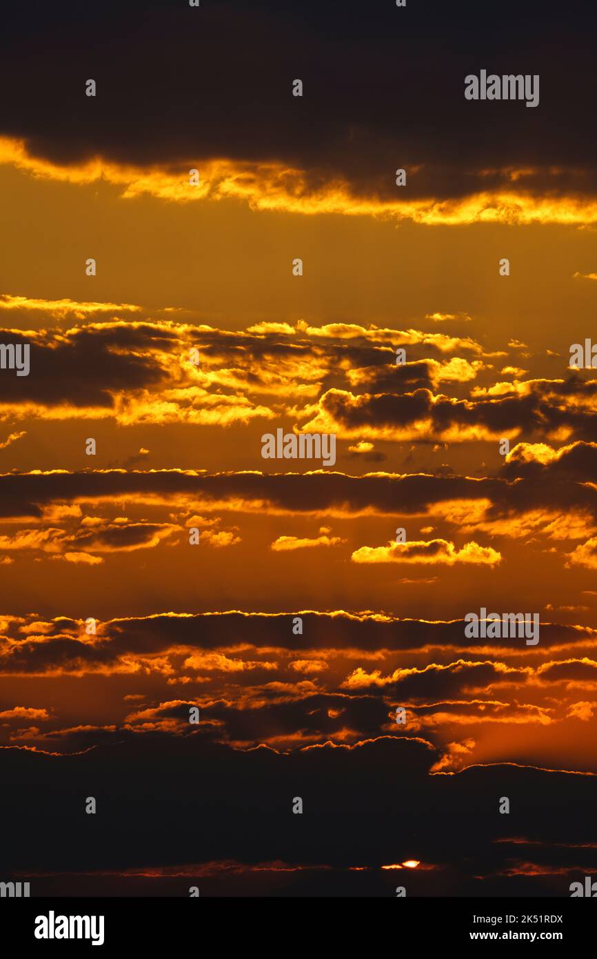 Wolken bei Sonnenuntergang in abstrakter Formation. Namibia, Afrika Stockfoto