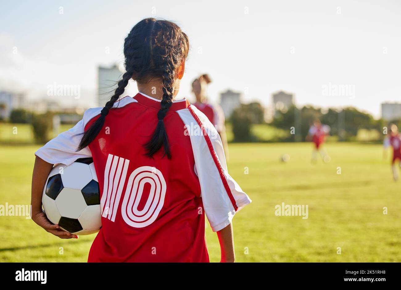 Kinder, Sport und Fußball mit einem Mädchen Fußballspieler auf einem Feld im Freien für Fitness, Bewegung oder Training. Sport, Training und Kinder mit einer Frau Stockfoto