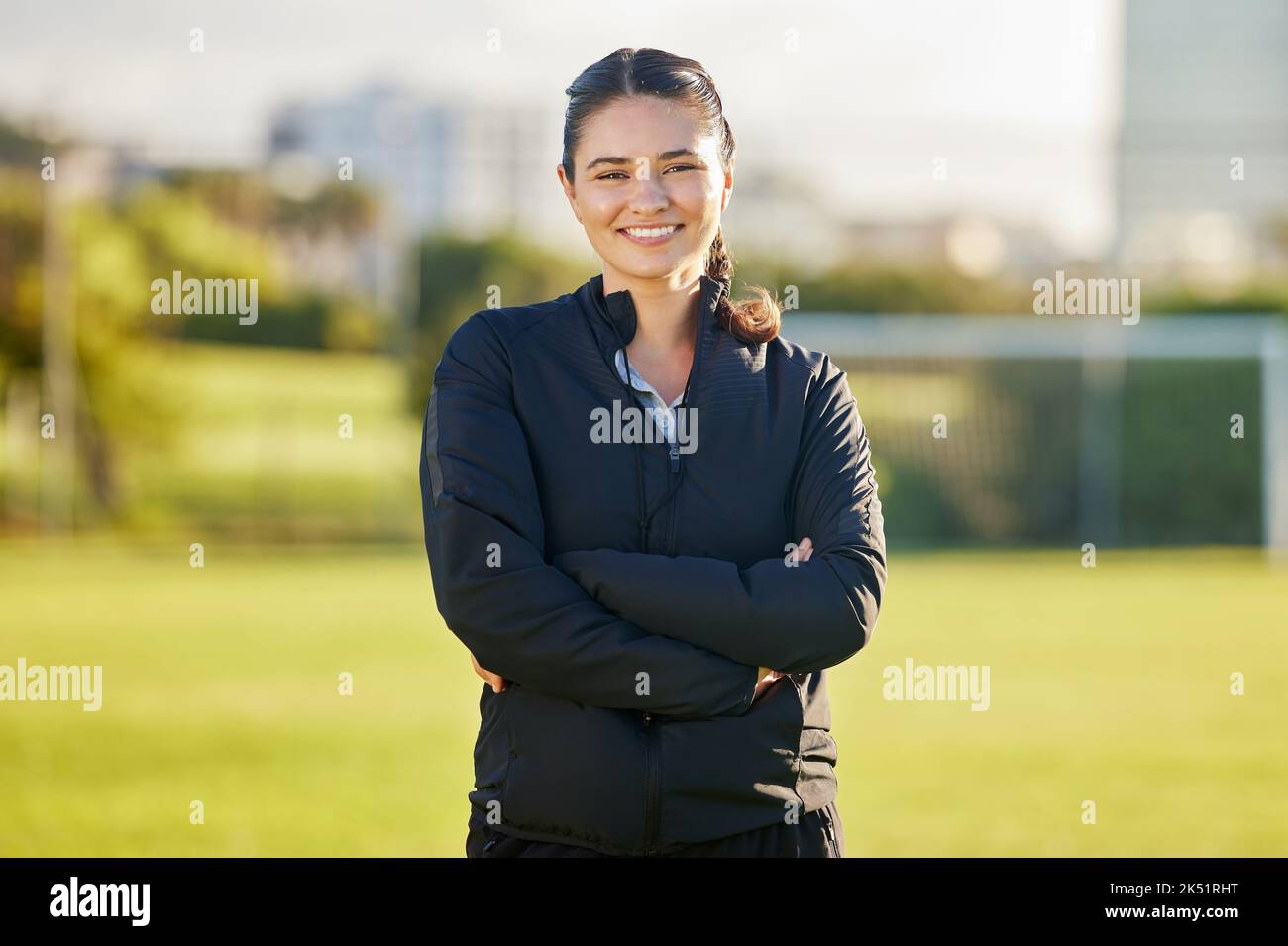 Fußballfrau und Trainerin porträtieren auf dem Spielfeld für das Spiel in Mexiko mit optimistischem und fröhlichem Lächeln. Stolz, glücklich und aufgeregt mexikanischen Fußballlehrer Stockfoto