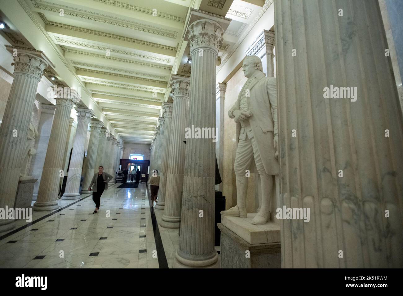 Statue von Alexander Hamilton von New York in der Säulenhalle im US-Haus (südlich) des Kapitols der Vereinigten Staaten in Washington, DC am Freitag, 30. September 2022. Hamilton ist unter seinen zahlreichen Leistungen der Gründer der New York Post, der ältesten kontinuierlich veröffentlichten Zeitung der Vereinigten Staaten. Die Hamilton-Statue wurde von der Rotunde des Kapitols der Vereinigten Staaten in die Säulenhalle verlegt, um Platz für die neue Statue des US-Präsidenten Harry S. Truman zu schaffen. Kredit: Ron Sachs / CNP/Sipa USA (BESCHRÄNKUNG: KEINE New York oder New Jersey Zeitungen oder Zeitungen innerhalb einer 75 Meile Radi Stockfoto