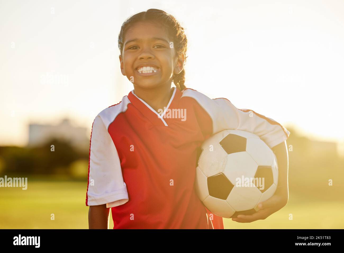 Junge Fitness-Mädchen, Fußball oder Fußballspieler lernen, trainieren und trainieren für eine gesunde Kinderentwicklung. Porträt von jungen glücklichen Sport-Kind auf einem Stockfoto