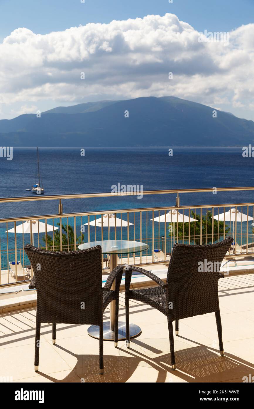 Sommerbalkon mit Couchtisch, gemütlichen Stühlen und herrlichem Meerblick. Morgen auf griechischen Inseln. Schöne Aussicht auf Agia Efimia Bucht von einem Hotel, Villa Balkon, Insel Cefalonia, Griechenland. Stockfoto