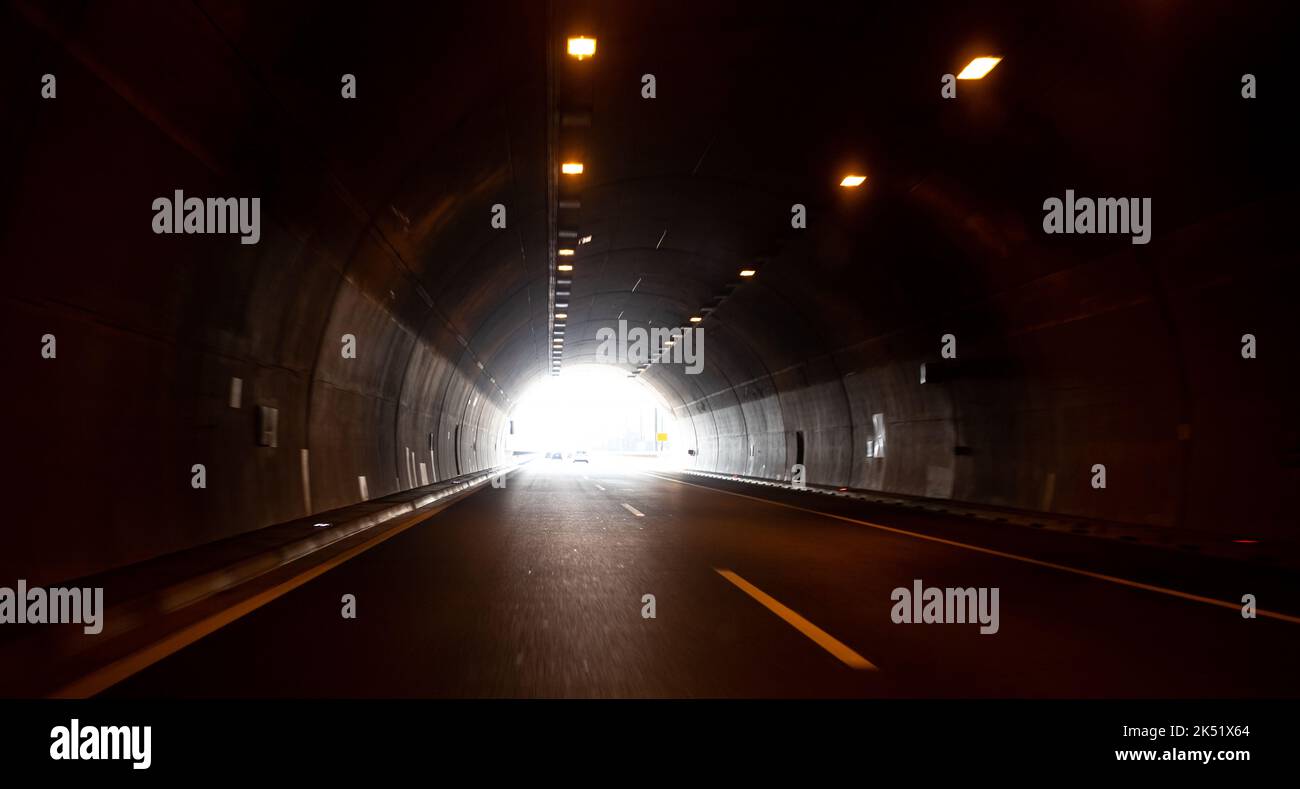 Dunkler Tunnel auf der Autobahn mit dem Licht am Ende Stockfoto