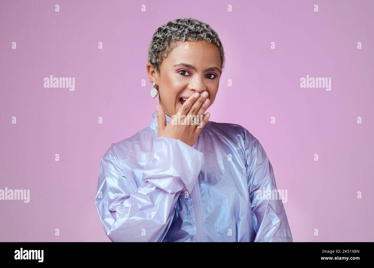 Fröhliche, schwarze Frau und geheimes Porträt mit Studio-rosa Hintergrund mit schrulligen und modischen Stil. Trendy, überrascht und wow schwarze Mode Mädchen Stockfoto