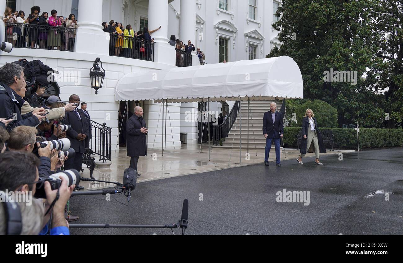 Washington, Usa. 05. Oktober 2022. Präsident Joe Biden und First Lady Dr. Jill Biden verlassen das Weiße Haus auf dem Weg nach Fort Myers, Florida, am Mittwoch, den 5. Oktober 2022, als Latina- und Latino-Influencer, die das Weiße Haus besuchen, aufschauen. Der Präsident und die First Lady werden die vom Sturm zerstörten Gebiete begutachten und anschließend eine Einweisung über die aktuellen Reaktionen und Wiederauffüllungsbemühungen erhalten. Foto von Leigh Vogel/UPI Credit: UPI/Alamy Live News Stockfoto