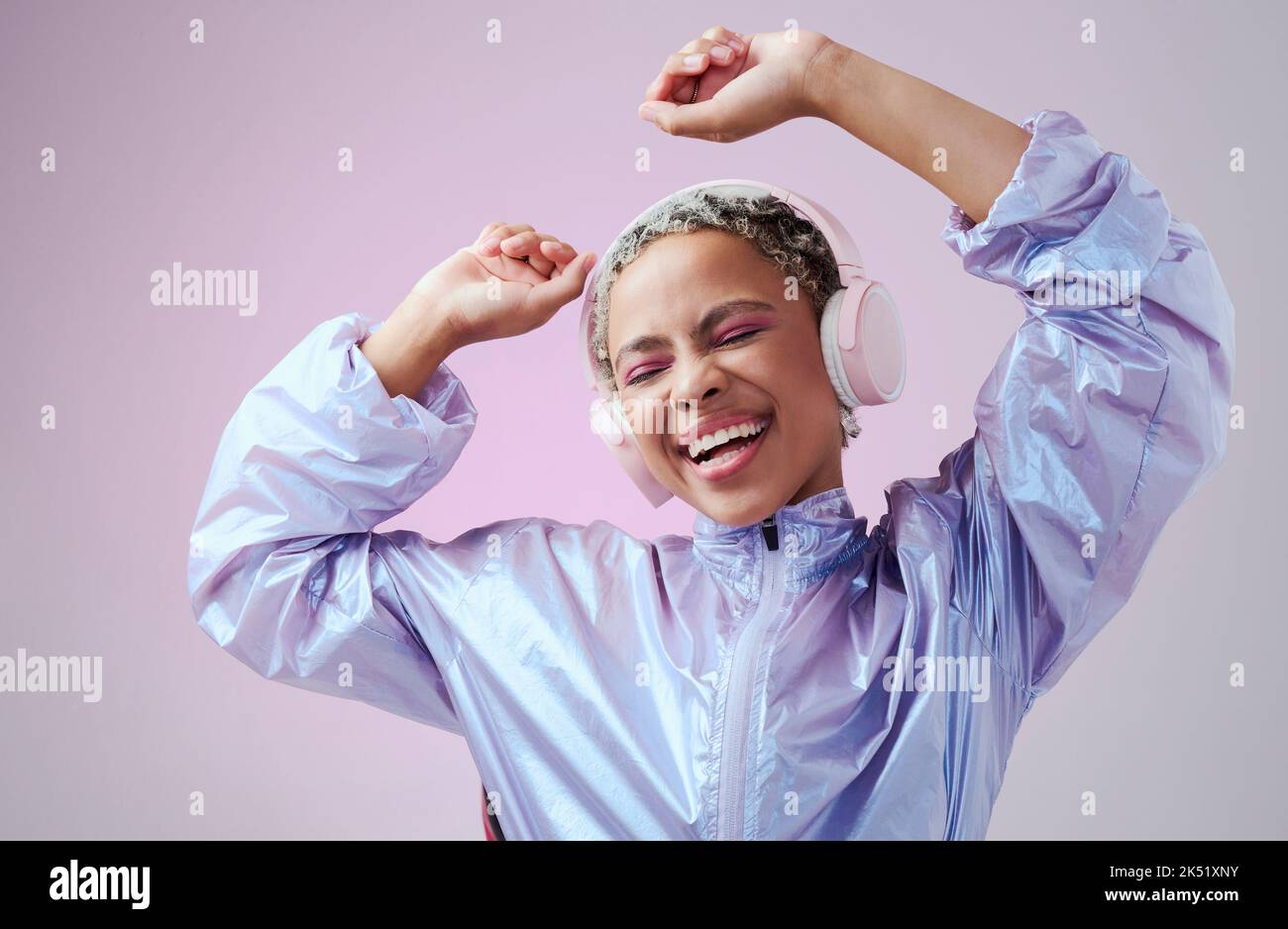Tanz, Modefrau und Kopfhörer hören Musik und tanzen vor purpurem Studiohintergrund. afroamerikanische Frau lächeln, Audio-Streaming und Stockfoto