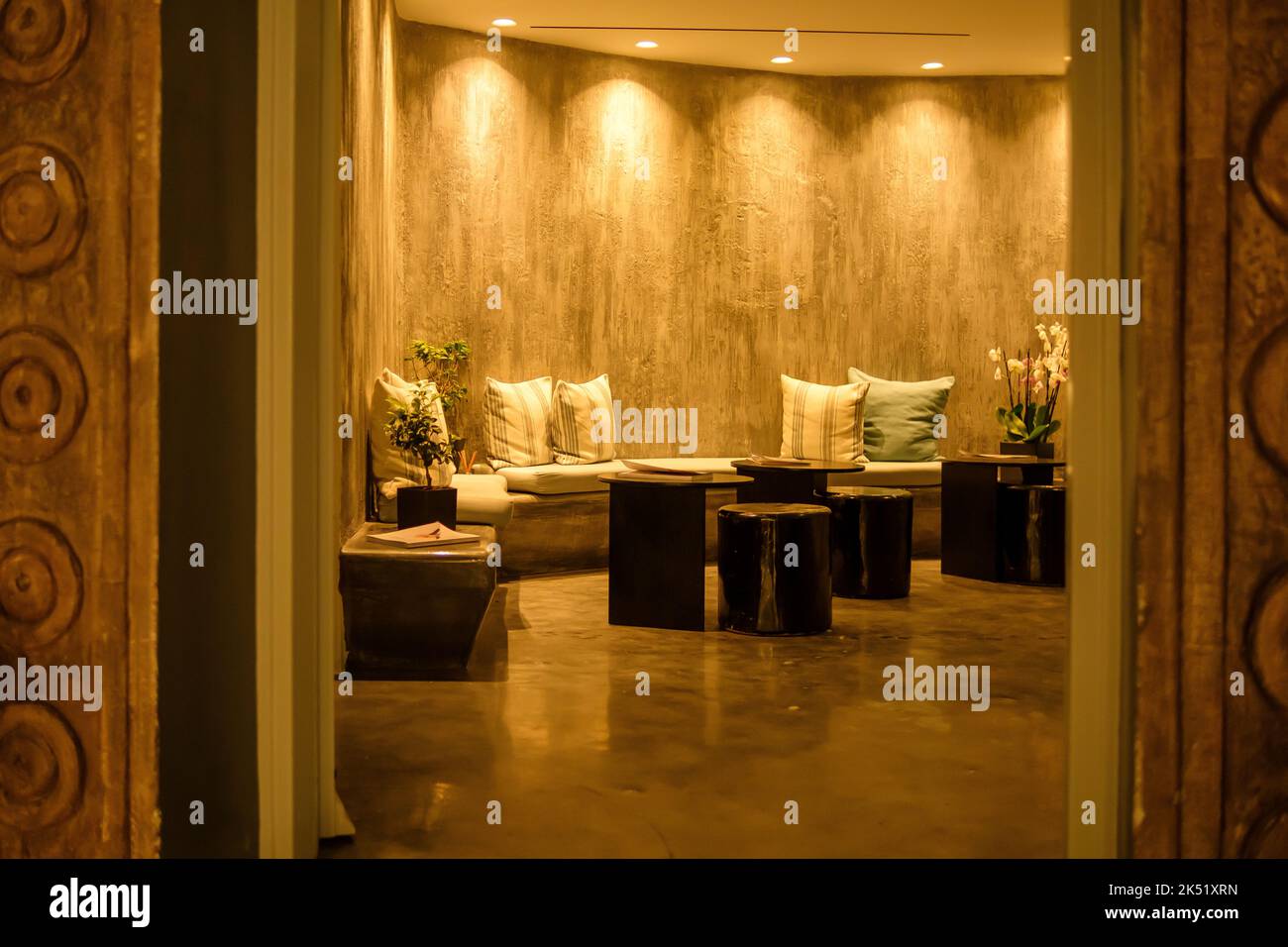 Fira, Greece - Blick auf das Innere der Lobby eines Hotels in Fira Greece Stockfoto