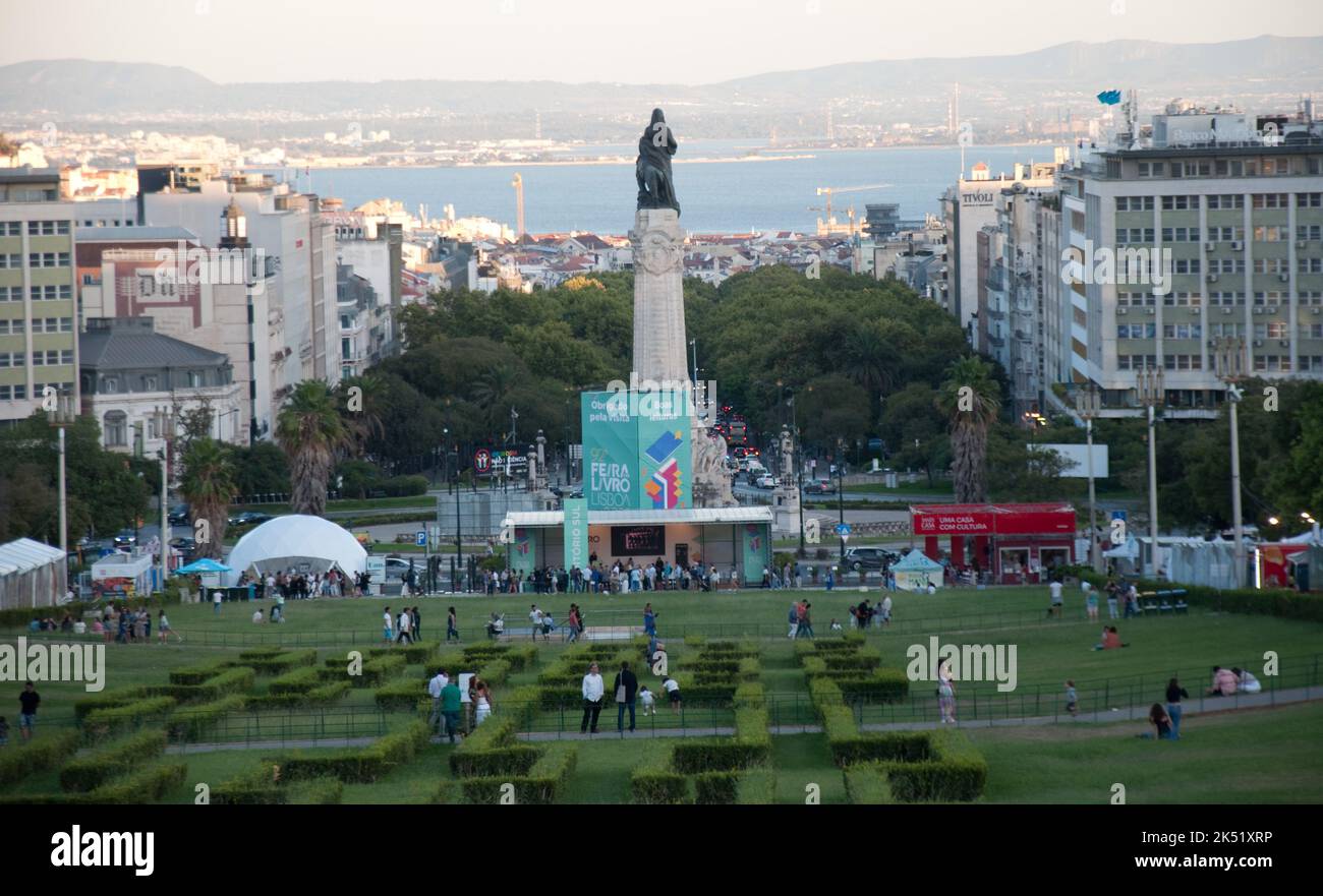 Blick auf den Fluss Tejo vom Park Eduardo VII (wo die Lissabonner Buchmesse stattfindet), mit Blick auf die Statue des Marquis de Plombal. Der Marquis de Stockfoto
