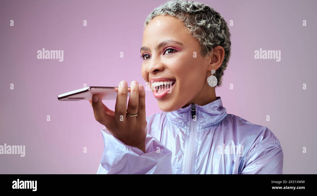 Schwarze Frau, Telefonanruf oder Sprachnachricht auf purpurpurem Studiohintergrund in Mode, cooler Frisur oder Trendkleidung. Happy Smile, Networking-Modell oder Stockfoto