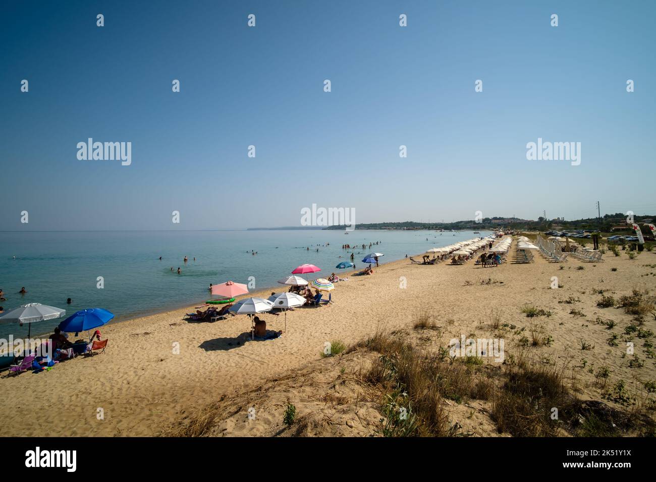 Nea Potidea, Griechenland - 29. August 2022 : Panoramablick auf die schöne und überfüllte Strandbar von Potidea in Chalkidiki Griechenland Stockfoto