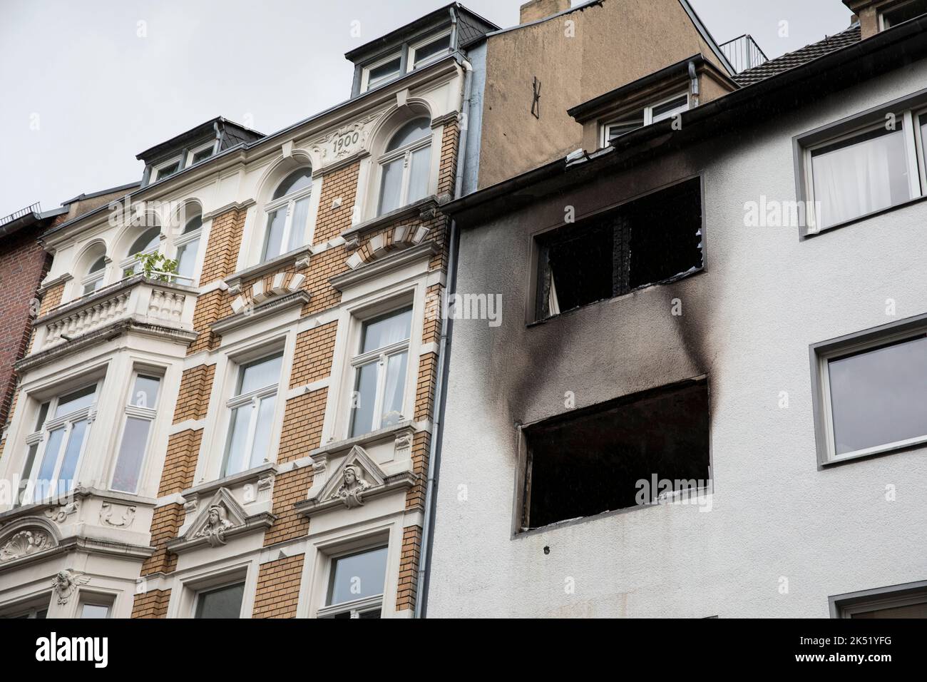 Haus in der Niederich-Straße im Kuniberts-Viertel nach einem Wohnungsbrand wurden vier Personen von Feuerwehrleuten aus Köln gerettet. Haus in den Niede Stockfoto