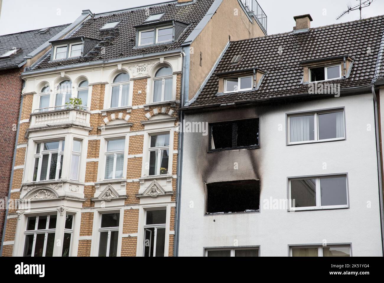 Haus in der Niederich-Straße im Kuniberts-Viertel nach einem Wohnungsbrand wurden vier Personen von Feuerwehrleuten aus Köln gerettet. Haus in den Niede Stockfoto