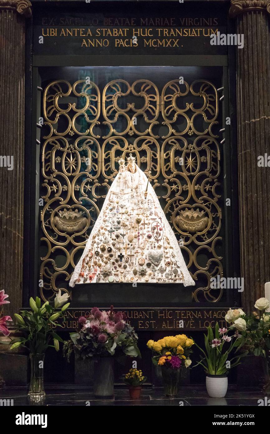 Der Schmuck der Jungfrau Maria vom Magischen Altar im Dom, Köln, Deutschland. Die Schmuckmadonna des Dreikoenigenaltars im Dom, Köln, Deutschla Stockfoto