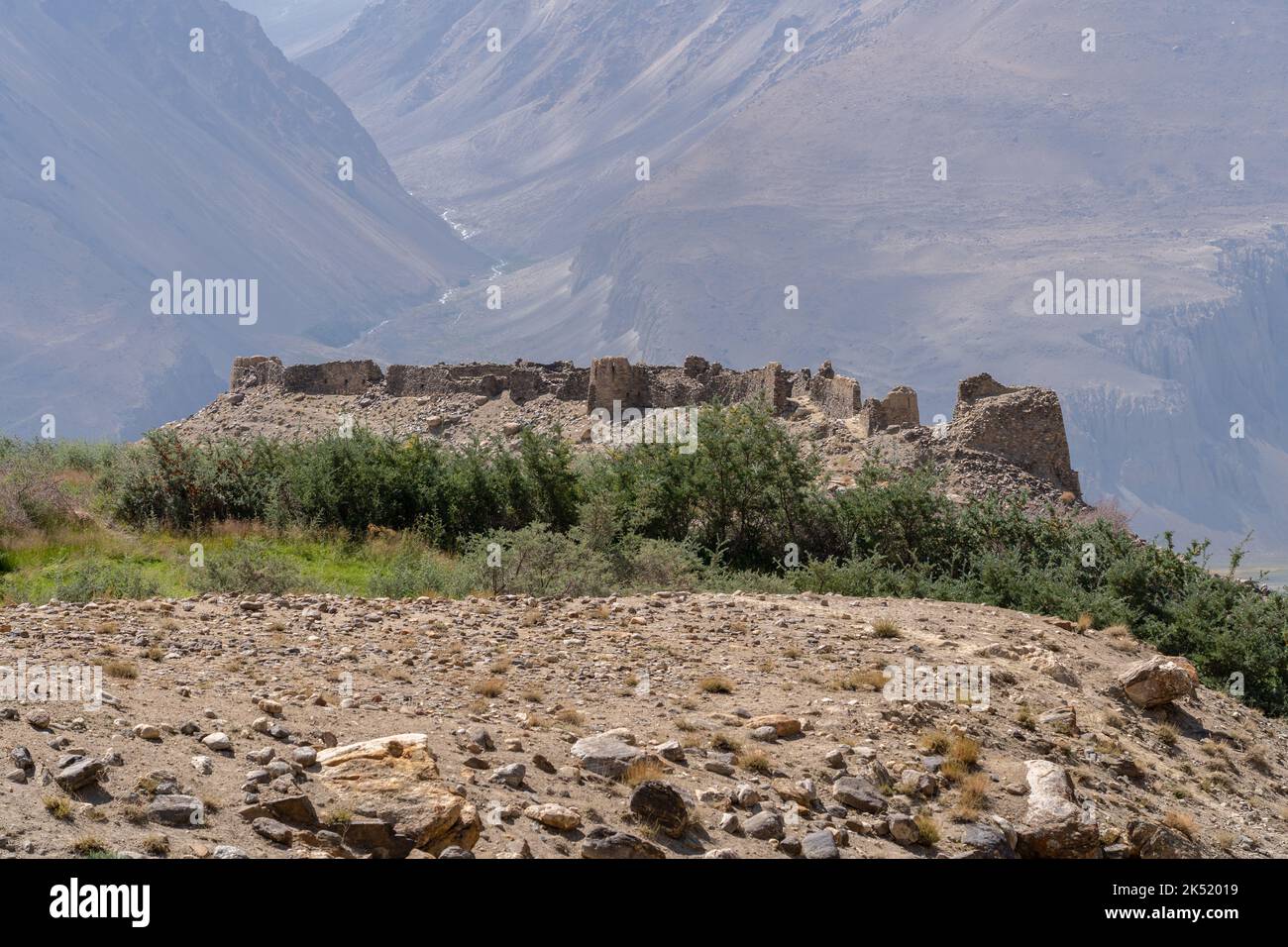 Landschaftsansicht der alten Seidenstraße Yamchun Festung im Wachan Korridor mit Afghanistan Berge im Hintergrund, Gorno-Badakshan, Tadschikistan Stockfoto