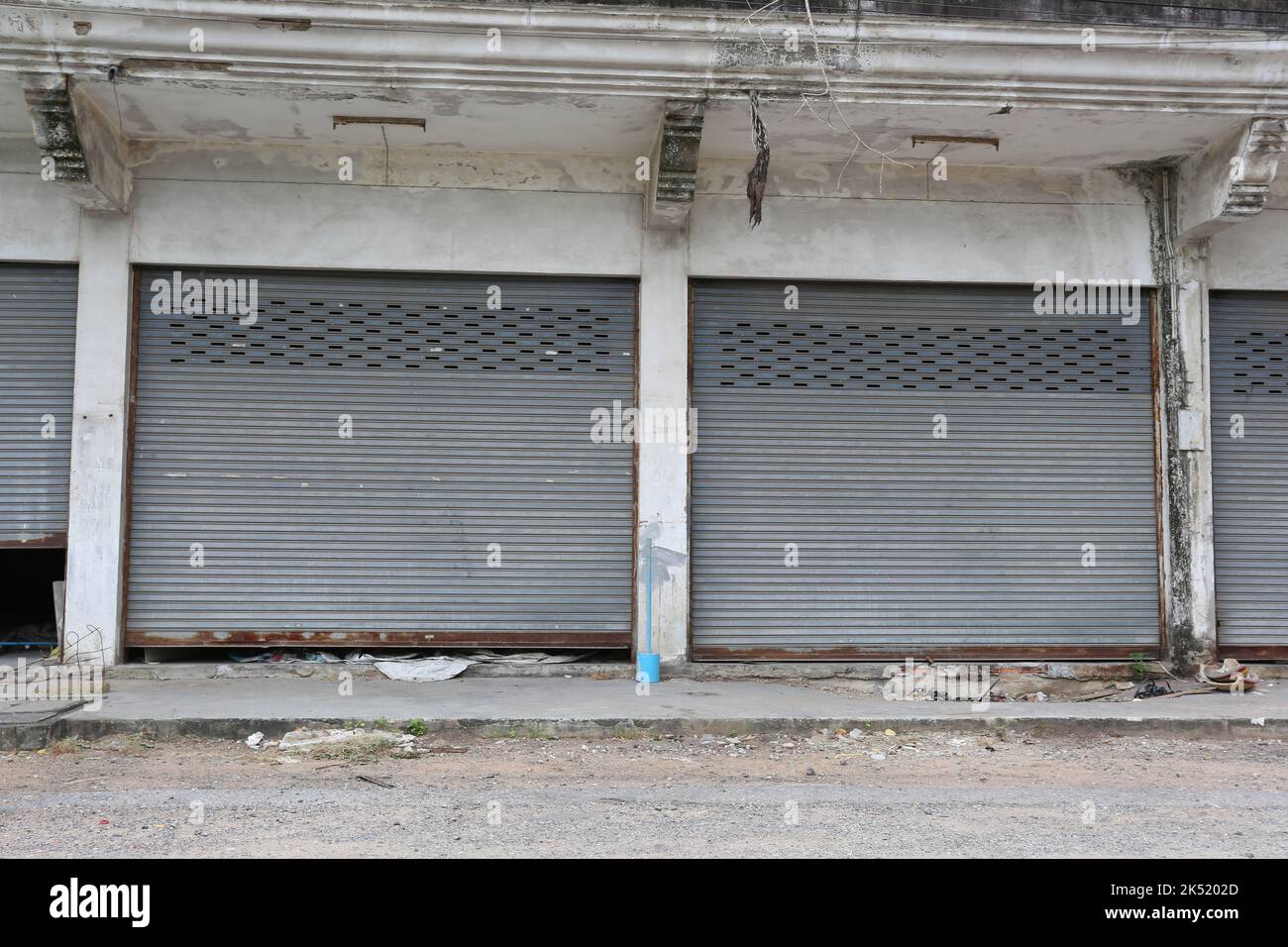 Verlassene alte Geschäftsgebäude, Konzept von Geschäftsausfall und -Verlust. Stockfoto