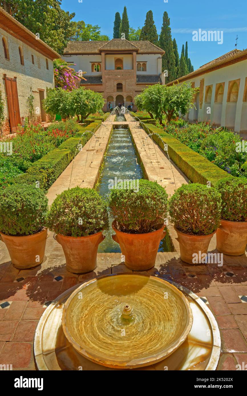 Der Patio de la Acequia in den Generalife-Gärten in Granada, Spanien. Stockfoto Der Patio de la Acequia in den Generalife-Gärten in Granada, Spanien. Stockfoto
