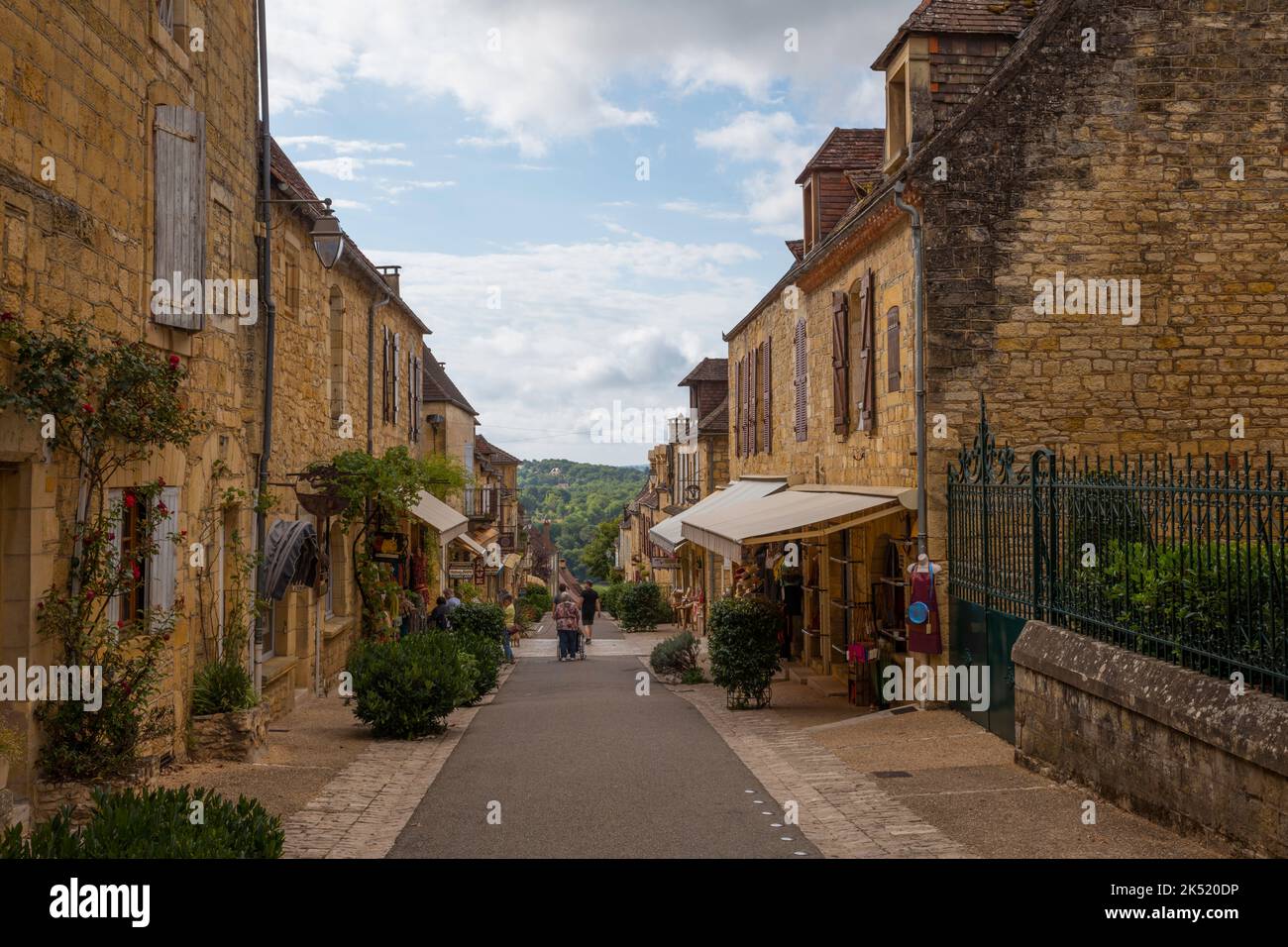 Das Dorf domme in frankreich mit Menschen einkaufen Stockfoto