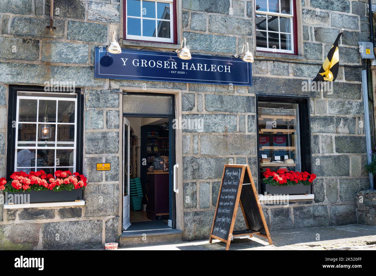 Harlech, Großbritannien, 13. Juli 2022: Das Schild für den Harlech-Laden Y Groser im Dorf Harlech in Nordwales Stockfoto