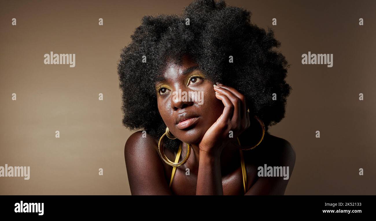 Face Make-up, Kosmetikkunst und schwarze Frauen denken Mode Inspiration vor einem braunen Mockup Studio Hintergrund. Afrikanisches und kreatives Modell mit Stockfoto