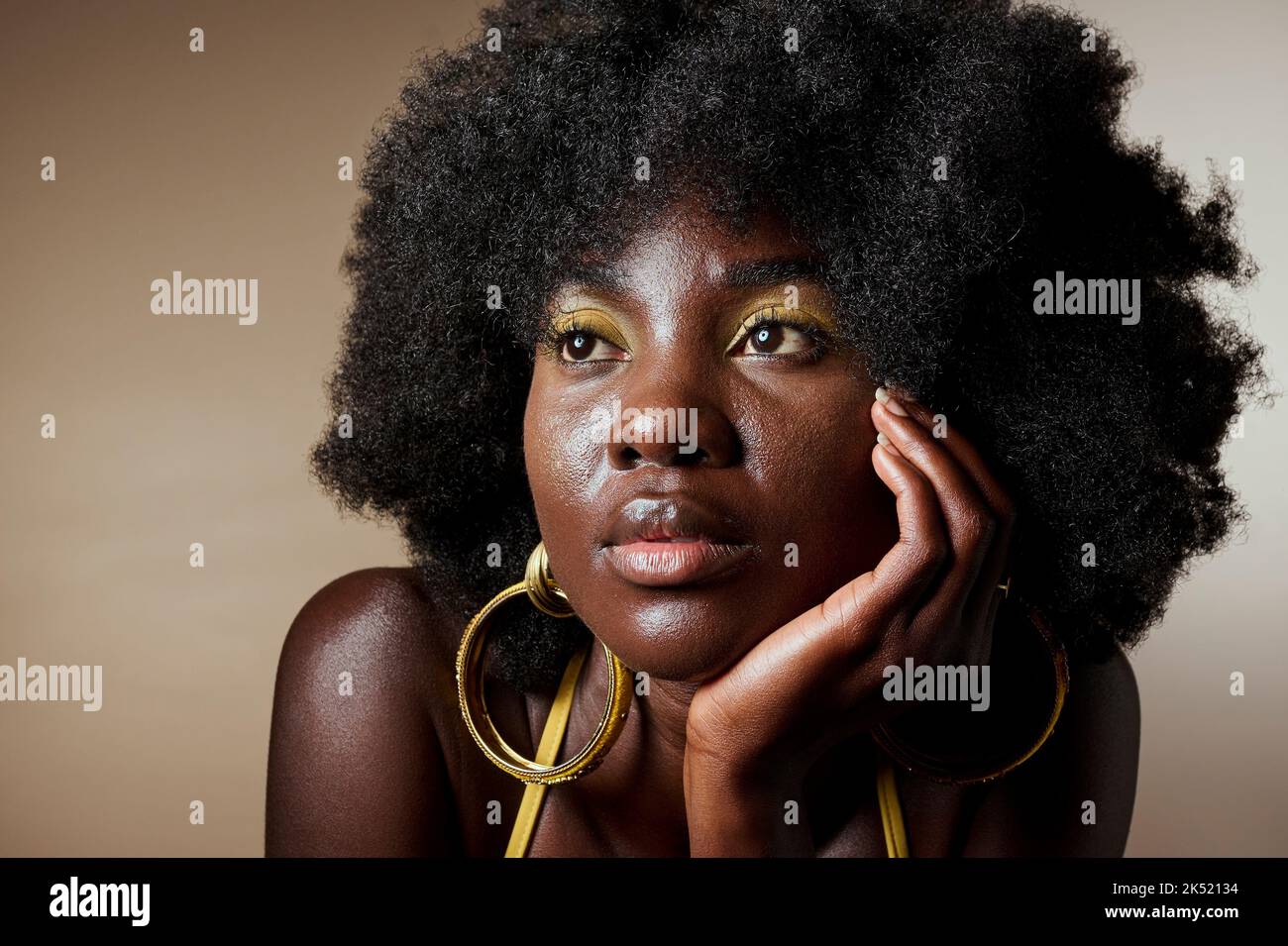 Schwarze Frau, Make-up und Afro denken Idee mit Haaren, Schönheit und Mode vor braunem Hintergrund. Model, Haut und Kosmetik träumen Stockfoto