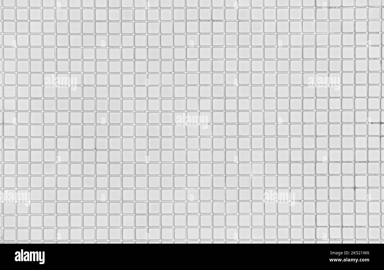 Kleine weiße Fliesen der Wand, weiße Mosaikfliesen für die Dekoration in Ihrer Arbeit. Stockfoto