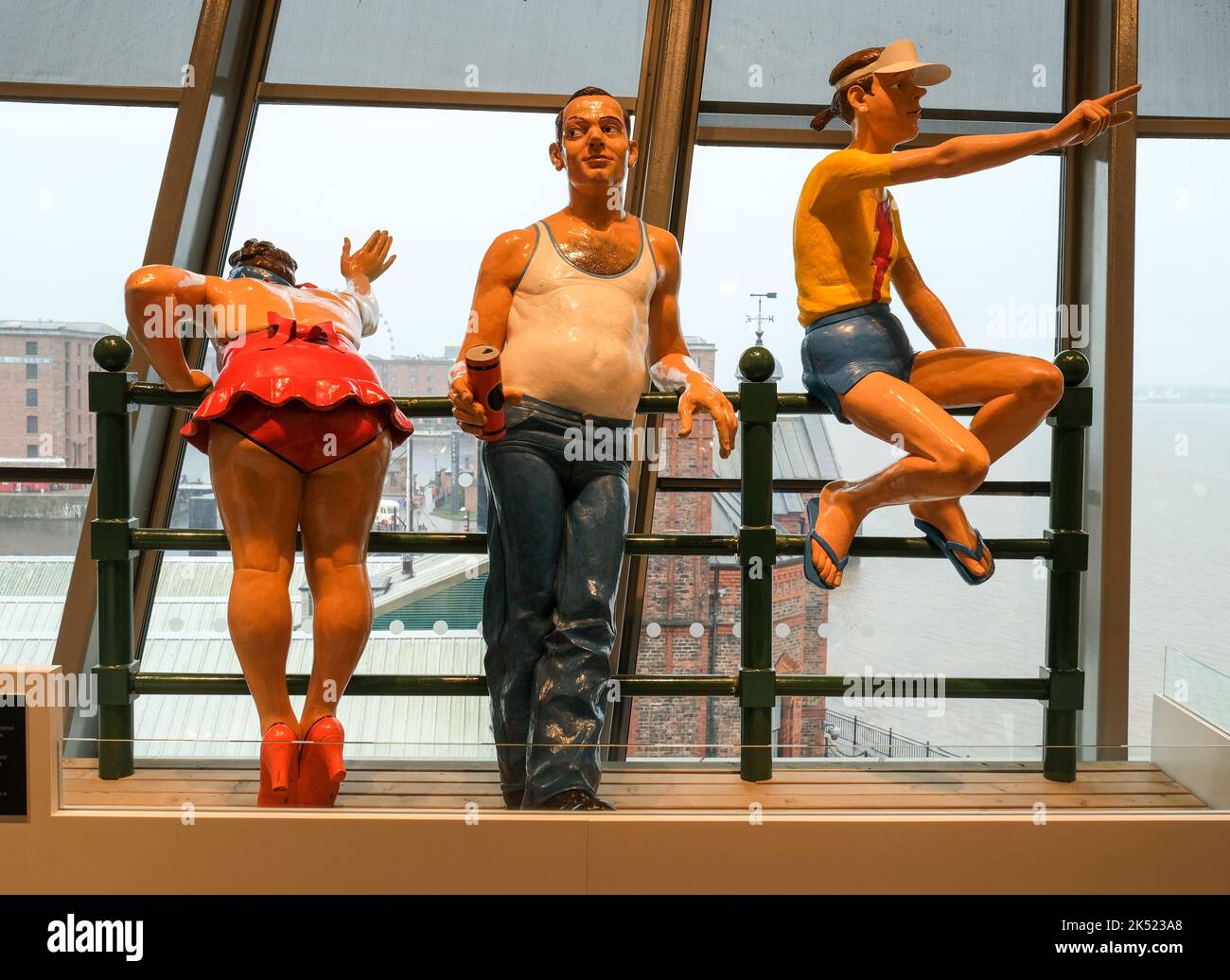 Eine amüsante Ausstellung im Waterfront Museum of Liverpool. Drei lebensgroße Figuren haben einen Panoramablick aus dem Obergeschoss des Museums. Stockfoto